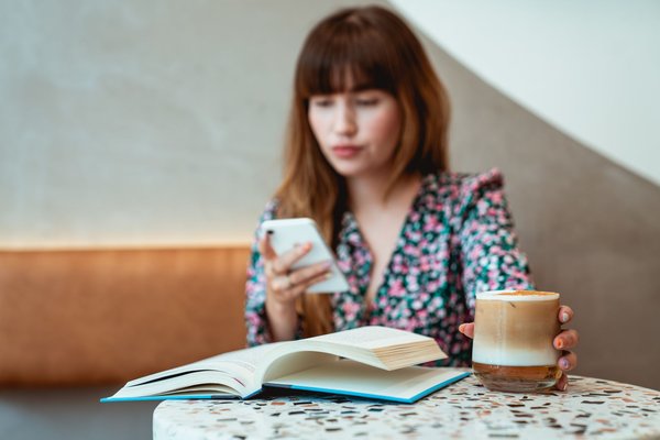 CV et carnet posés sur un bureau